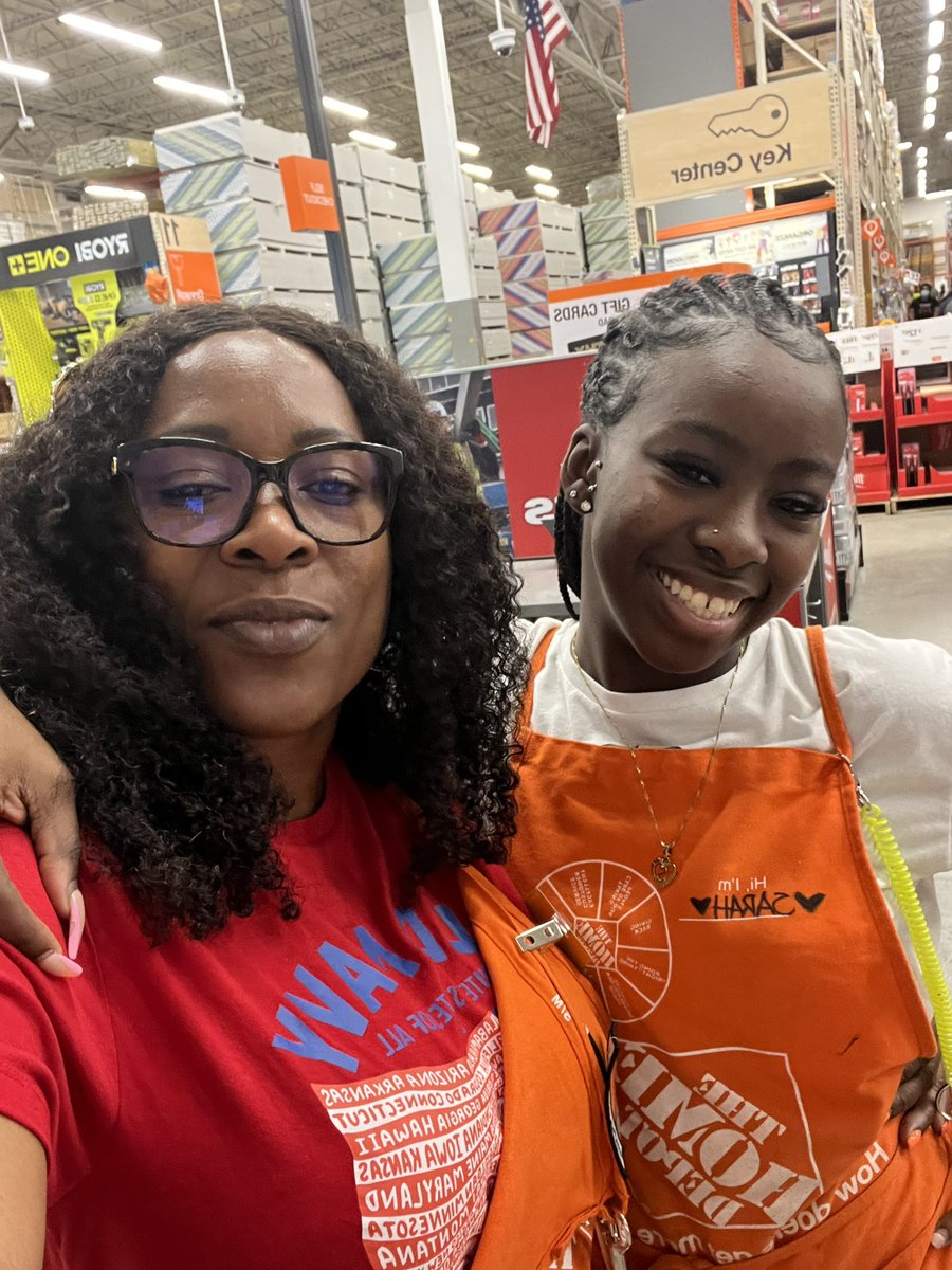 Excel64038045's tweet photo. Recognizing 👏👏Lynna cashier of the month https://t.co/4cSPfrnQPb