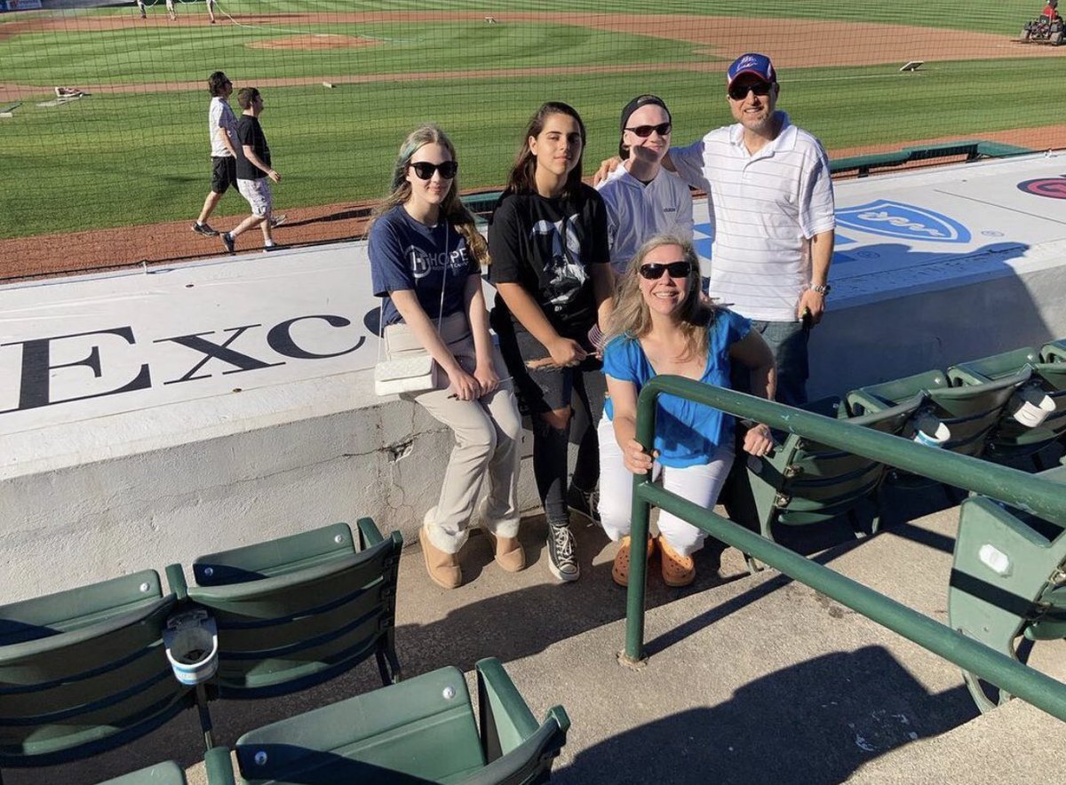 CICVIATGES's tweet photo. Les families amfitriones als Estats Units celebrant el 4th of July! 🗽

#hostfanily #4thofjuly #newyork #welovecic #travel https://t.co/Ln6yLXQU7C