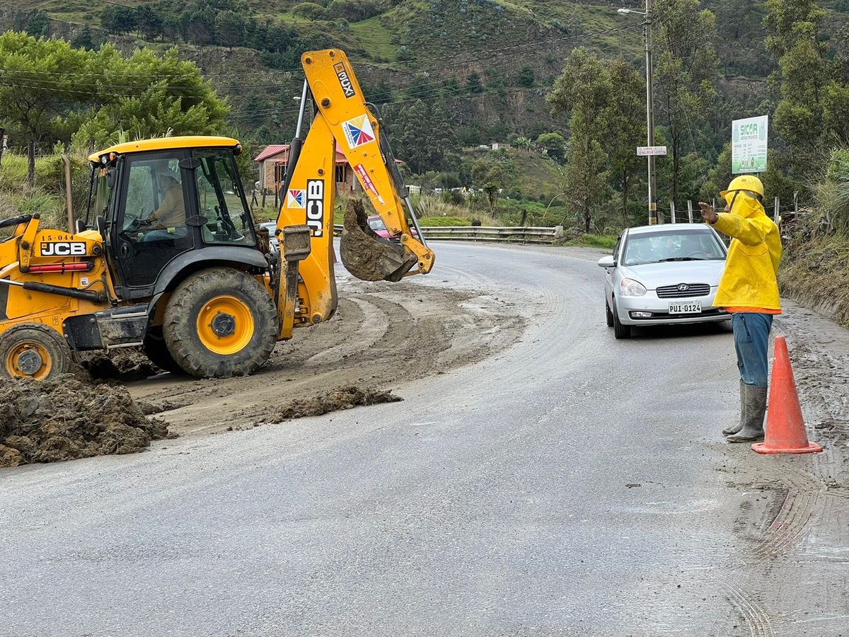 EduardoPunin's tweet photo. Debido a las continuas lluvias presentadas con maquinaria de la #SubsecretariaZonal7 se ejecuta inmediatamente limpieza y mantenimiento de cunetas y alcantarillas de la vía
📍Loja - Catamayo sector El Plateado
#Activos24/7
@MarceloHCabrera @LassoGuillermo https://t.co/gHxcpxccsn