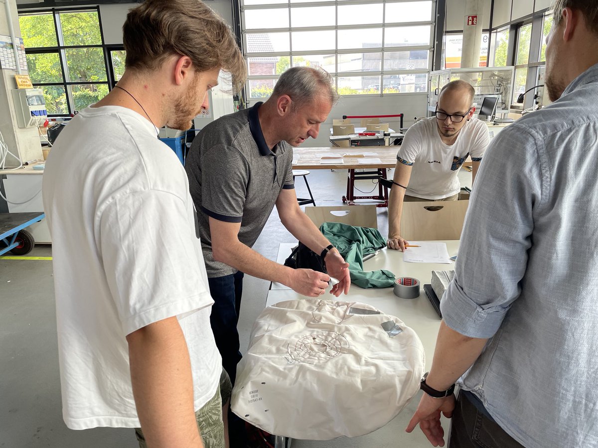 Keine heiße Luft: Bei unserem #Bionik #Hackathon an der <a href="/hsrheinwaal/">Hochschule Rhein-Waal</a> haben wir innovative Funktionsmodelle für verbesserte Airbags entwickelt. Nächste Schritte folgen mit unserem Industriepartner <a href="/joysonsafety/">Joyson Safety Systems</a>. 
🙏 für die Förderung <a href="/BMBF_Bund/">By Ethical Hacker</a>