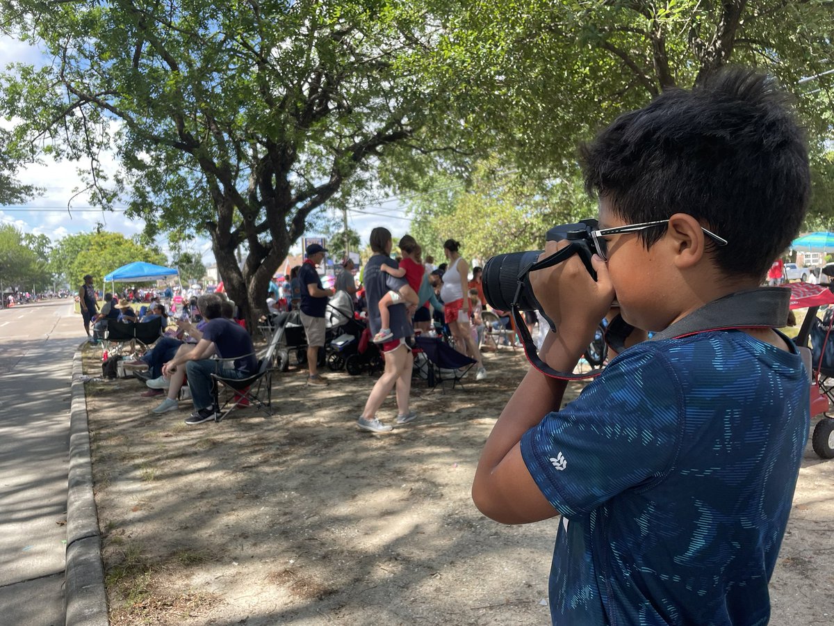 fridas_cafe's tweet photo. Had a lovely photographer helper this morning at the #Lindalepark #4thOfJuly Parade! https://t.co/k33bHZLXRM