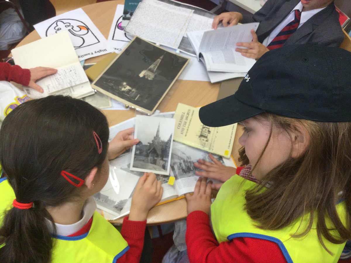 Hedgehogs_HMCS's tweet image. Thank you to the staff at Coleshill library for showing us around the library, allowing us to have a look at the fabulous range of books you have and for helping us with our local history work today @warkslibraries #lovereading #curious #history #books