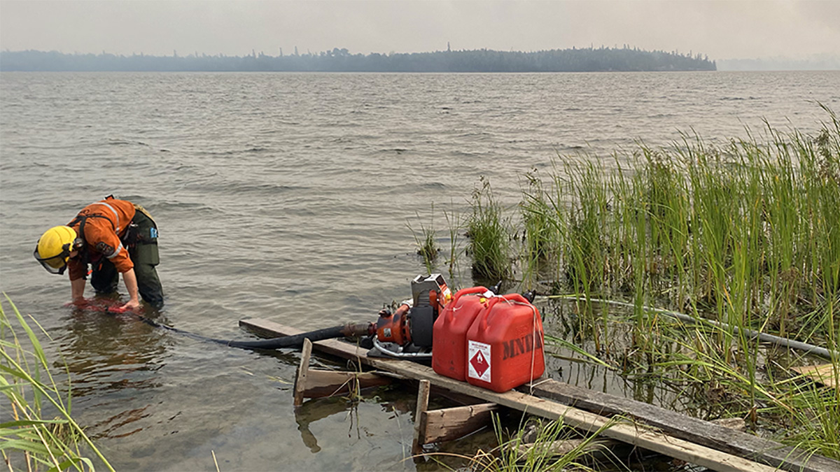 Plentiful sources of #water across #Ontario's landscape have shaped how #AFFES fights forest fires. Over 1,400 portable gas-powered water pumps are among the most important tools our #FireRanger crews' use to suppress fire. Learn more at: ontario.ca/page/forest-wi…