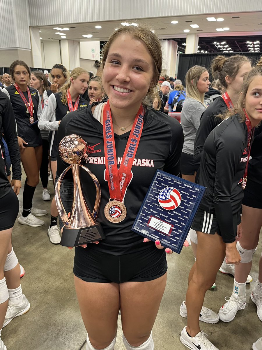LaurenMedeck's tweet photo. 3RD IN THE NATION IN 16 OPEN! WHAT! the amount of love i have for this team is unbelievable. this was a season to remember🤍 so honored to say that i earned a spot on the all tournament team along with my teammate @Faith_Frame!#3rdinthenation https://t.co/xbUamVpGi4