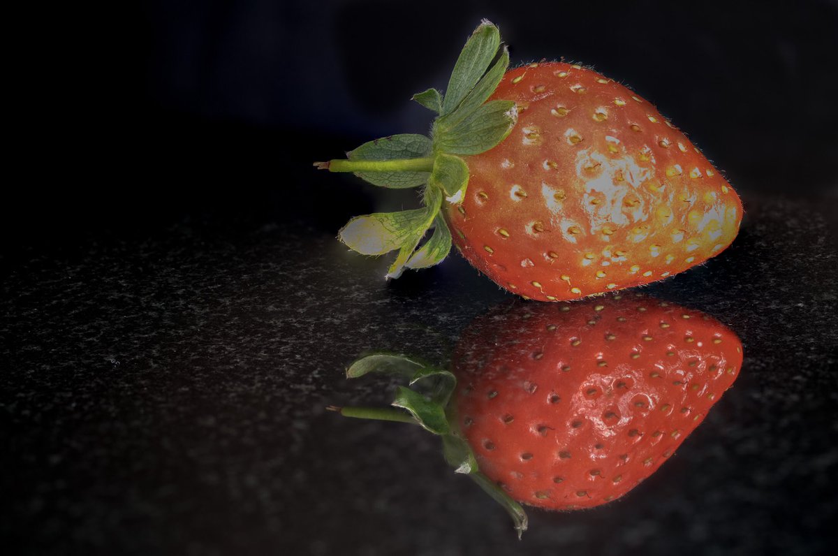 Sally__Alex's tweet photo. @ThePhotoHour #ThePhotoHour #strawberries #imagestacking #summer #fruit #red #berries https://t.co/rvuzEwEWGg