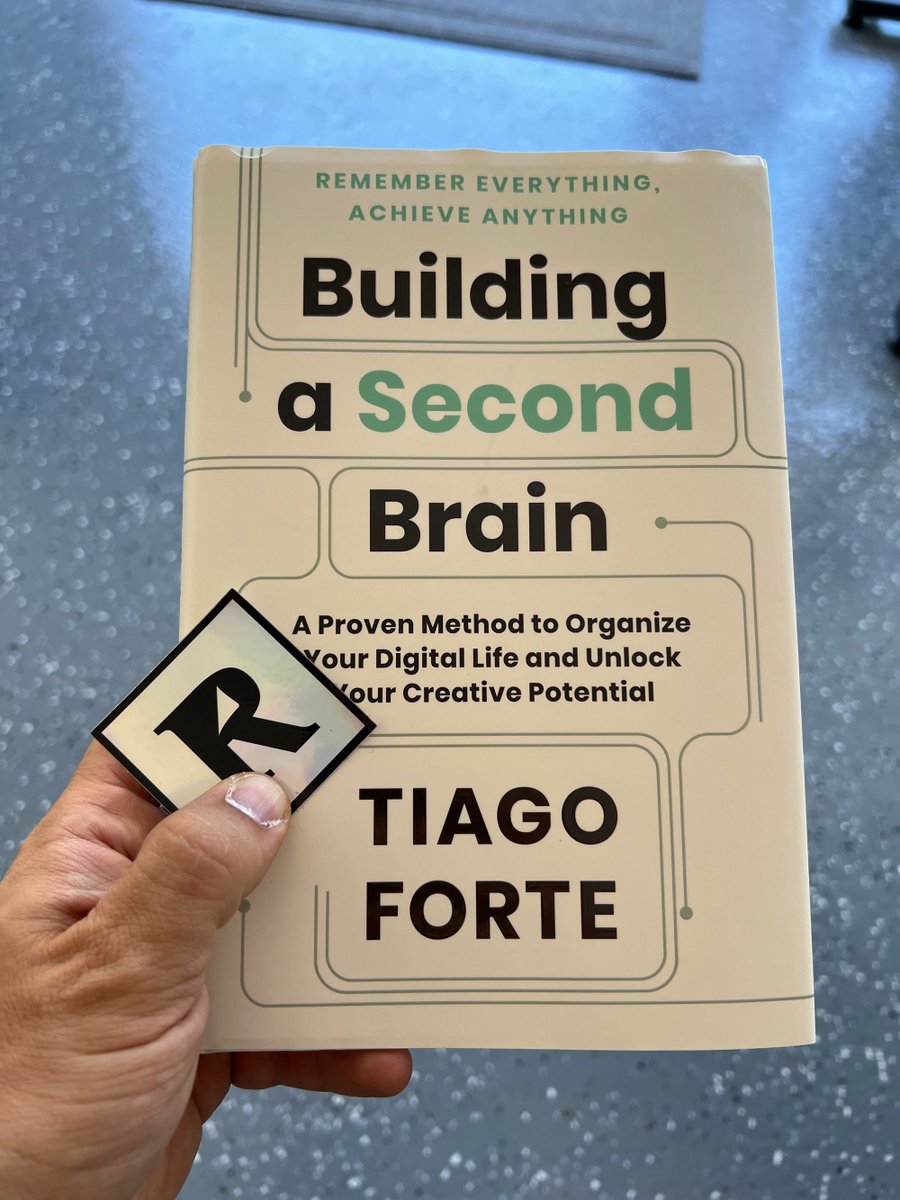 deadly_onion's tweet photo. i don't read physical books (obvi) so i need to give away this hardcopy of Building a Second Brain by the inimitable @fortelabs

i'll throw in some @readwise holographic stickers and a v2 tee as a bonus😛

retweet if interested and i'll pick someone at random in 2 days (july 6) https://t.co/eGvit7IfXc