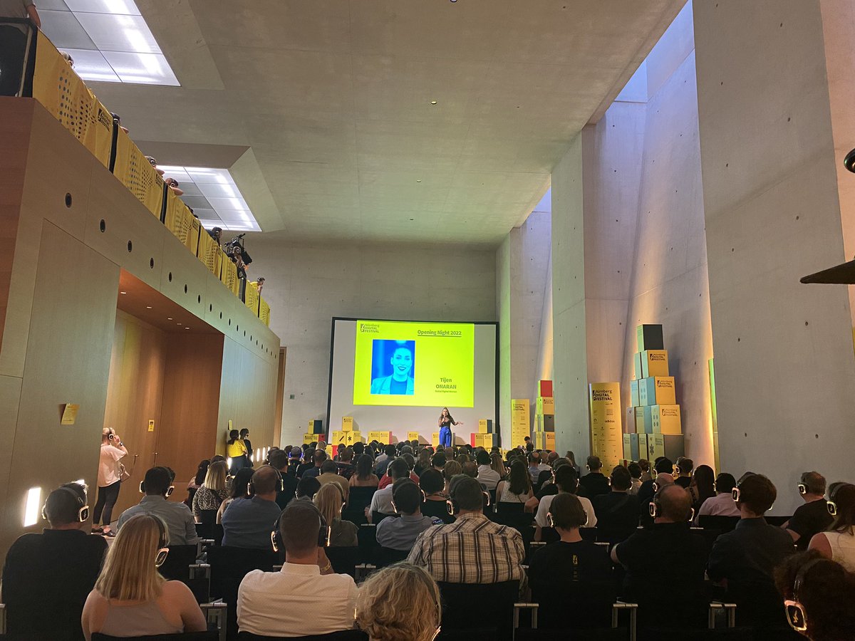 Nürnberg ist wieder gelb. 💛 Opening Night beim Nürnberg Digital Festival #nuedigital2022 mit <a href="/TijenOnaran/">Tijen Onaran</a>