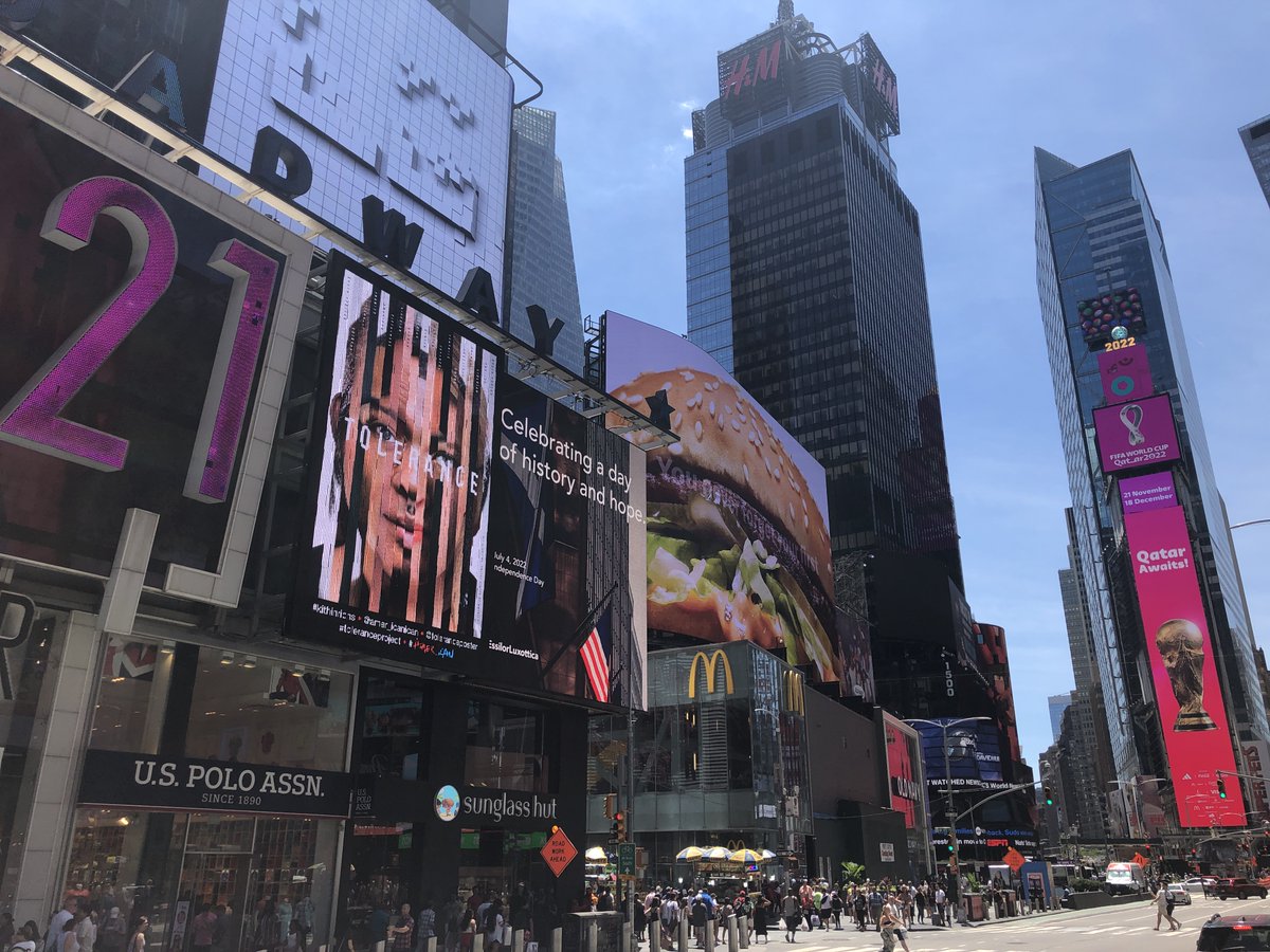 toleranceposter's tweet photo. On the 4th of July, we opened a one-day pop-up Tolerance Poster Show at Times Square, New York City. 

More here:
https://t.co/yvK8HrhG1P

#tolerancepostersshow #toleranceproject #tolerance  #amer_icanican #TimesSquare #FatherDuffySquare #KitHinrichs #posters https://t.co/QyibnUAWUn