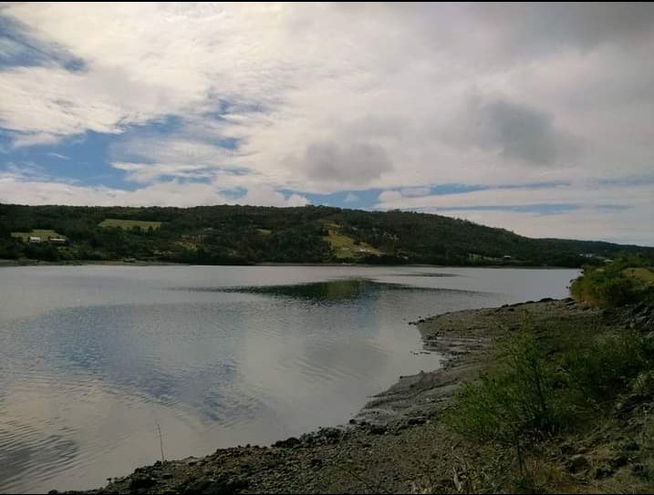 SocialInsular's tweet photo. Que orgullo encontrarme en lugares muy alejados del archipiélago de #Chiloe, a nuestra bandera Chilena la cual flamea siempre, con viento y lluvia todos los días me dice la vecina del sector de #Metahue en las islas Butachauques, comuna de #Quemchi. Hoy cobra más sentido izada. https://t.co/THGtu3aUDy