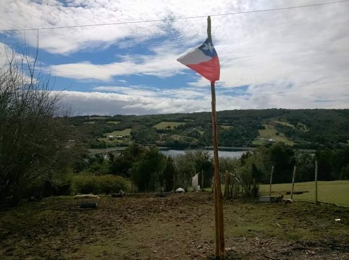 SocialInsular's tweet photo. Que orgullo encontrarme en lugares muy alejados del archipiélago de #Chiloe, a nuestra bandera Chilena la cual flamea siempre, con viento y lluvia todos los días me dice la vecina del sector de #Metahue en las islas Butachauques, comuna de #Quemchi. Hoy cobra más sentido izada. https://t.co/THGtu3aUDy