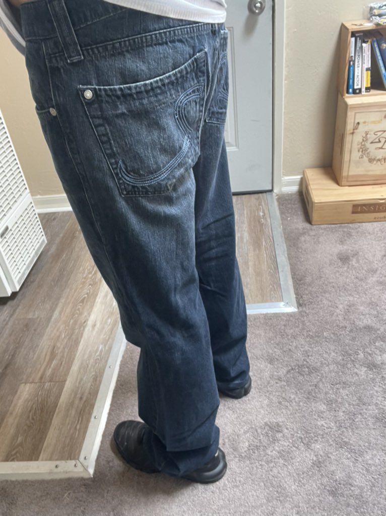 StevenBabbActs's tweet photo. wooooow!
i havenβt worn these in YEARS π
can i still Rock these Republics,
or naw? π€π€£
#RockAndRepublic
#ThrowBackFits https://t.co/YinB7Zv4Eb