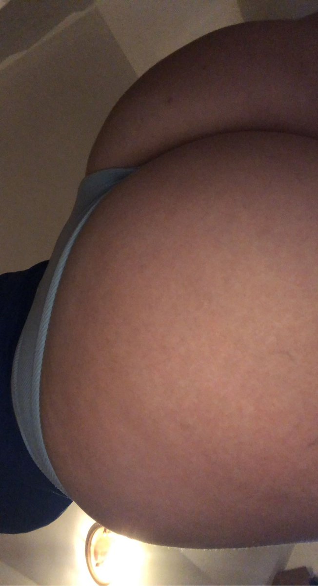 agaaathe0's tweet photo. RT si tu veux enlever mon string 🥵🥵😏 https://t.co/37N04jMI8x