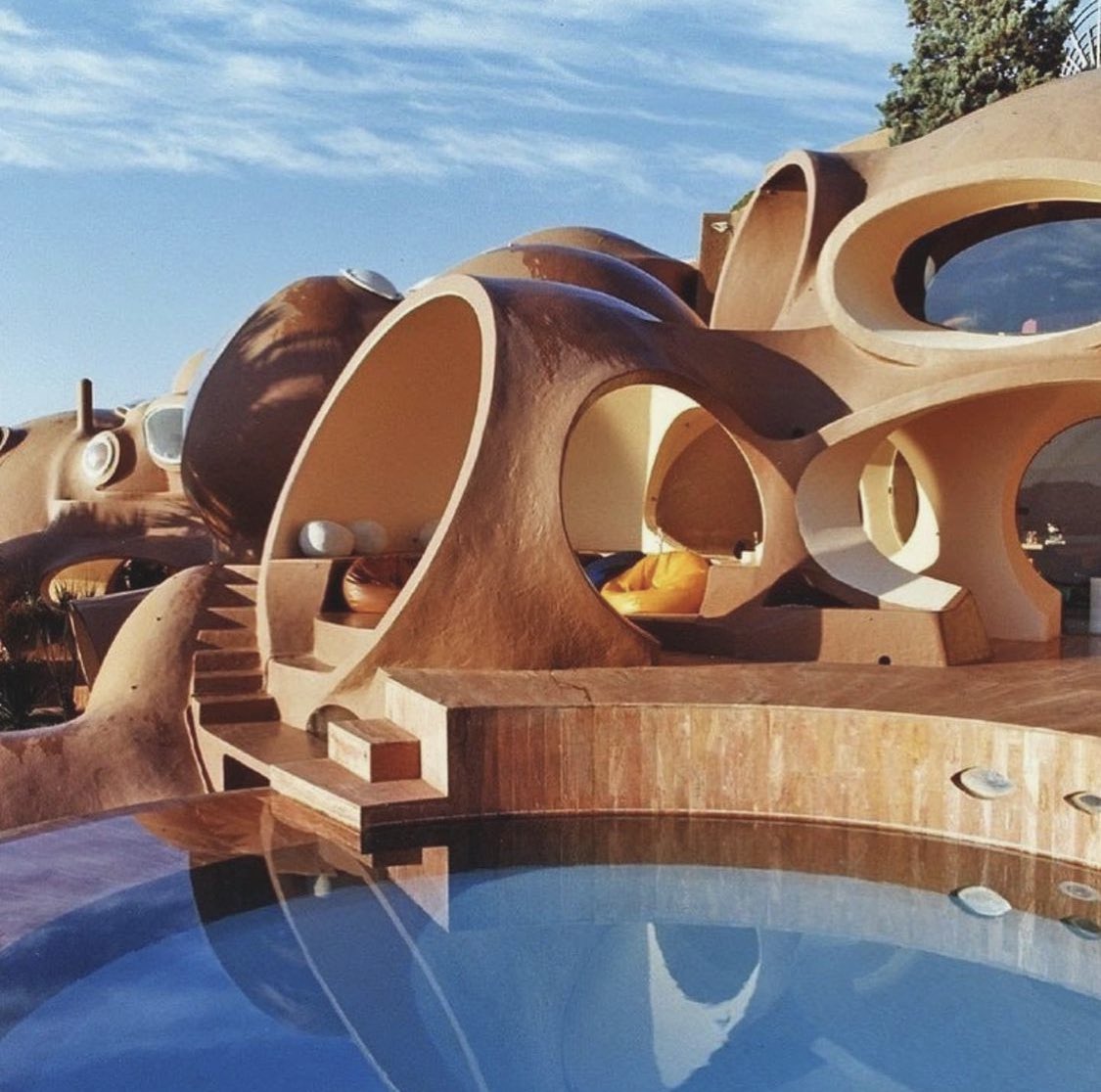 designdocument's tweet image. "Le Palais Bulle" bubble architecture by Pierre Bernard & Antti Lovag (1984)