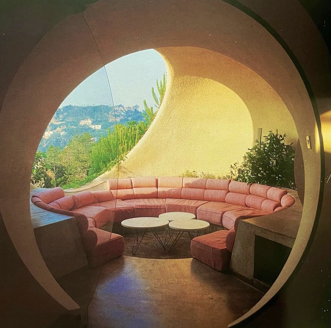 designdocument's tweet image. "Le Palais Bulle" bubble architecture by Pierre Bernard & Antti Lovag (1984)