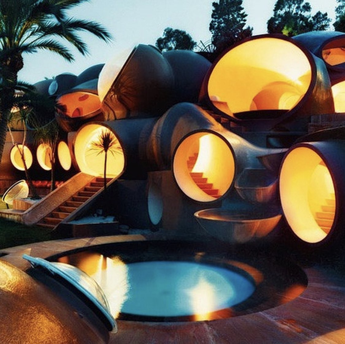designdocument's tweet image. "Le Palais Bulle" bubble architecture by Pierre Bernard & Antti Lovag (1984)