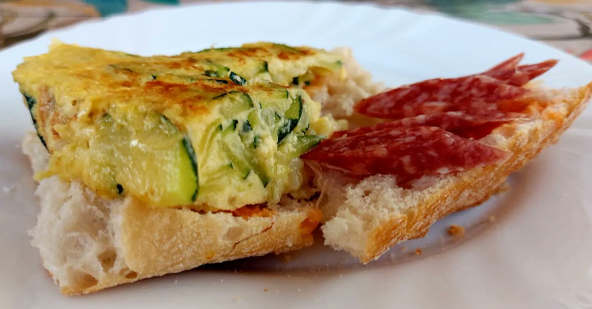 comocomodiadia's tweet photo. #tortilla de #calabacin con un toque de #cebolla, hecha en #aove... en #montadito con #pantomate y #longanizadepascua ... #enfamilia #guisoyo #comocomodiadia https://t.co/YqFK6NkPK4