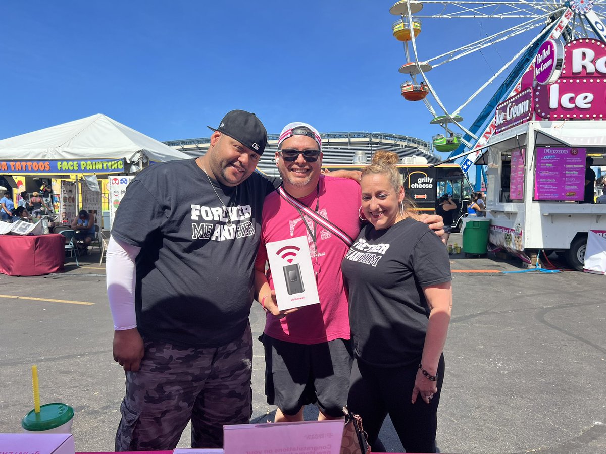 JovCryptoPlug's tweet image. Just here switching ppl to @TMobile #HSI #Meadowlandsstatefair #NjStateFair Happy 4 Of July Everyone #USA @TMoTruckSouthNJ @SarahPaliz @maggie_V_pena