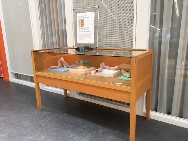Kom kleurrijke keramische kunst bekijken in de Bibliotheek Oosterbeek. Tot 29 juli deelt de Arnhemse kunstenares Trui Raaijmakers er haar speelse en kleurrijke, keramische creaties. Meer informatie: veluwezoom.op-shop.nl/5052/keramisch… #Oosterbeek #kunst #bibliotheek