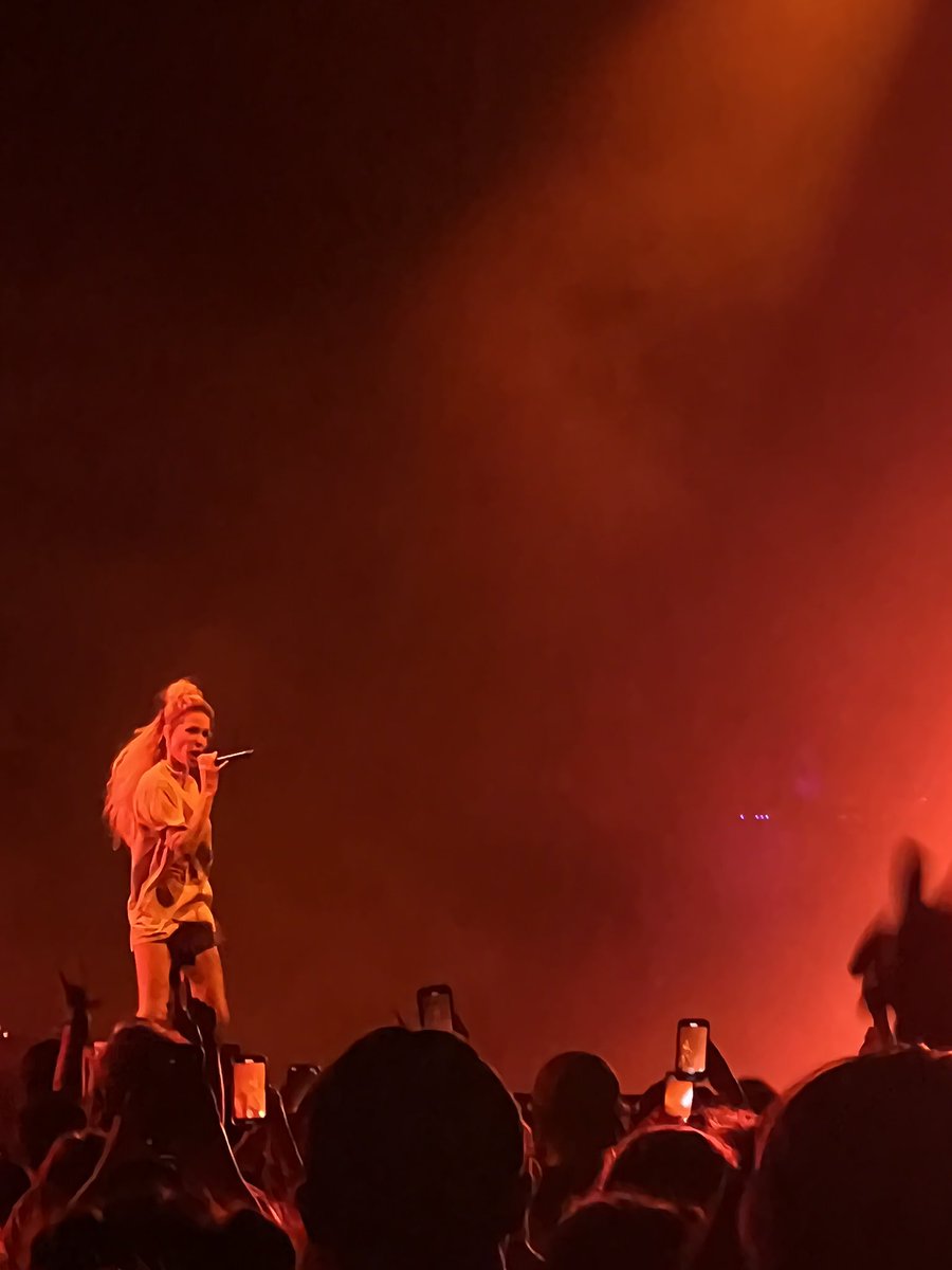 txnnxlee's tweet photo. Halsey was an absolute blast, and Brooke now has a picture of Halsey herself pointing at her 🥰🔥 @brookeelexus11 https://t.co/l3oNNh8X6t