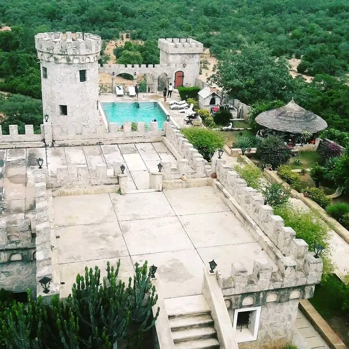 Maisako_'s tweet photo. Kajuru Castle is a luxury villa, built between the years 1981 and 1989, at Kajuru village in southern Kaduna State, Nigeria. It was built by a German expatriate in Nigeria, living in Kaduna.
Thanks @AdermAbdul &amp; @Waziriibrahim_ 
#Arewa #Tourism #KDBreed #SouthernKaduna https://t.co/b9of3Xa6ca