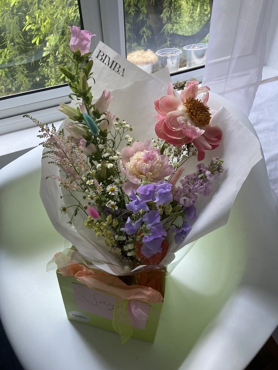 OCEANGlRL's tweet photo. went from a One Year situationship to having a bf who sends me flowers every month im bursting with LOOOOVE https://t.co/7wL4F8wbma