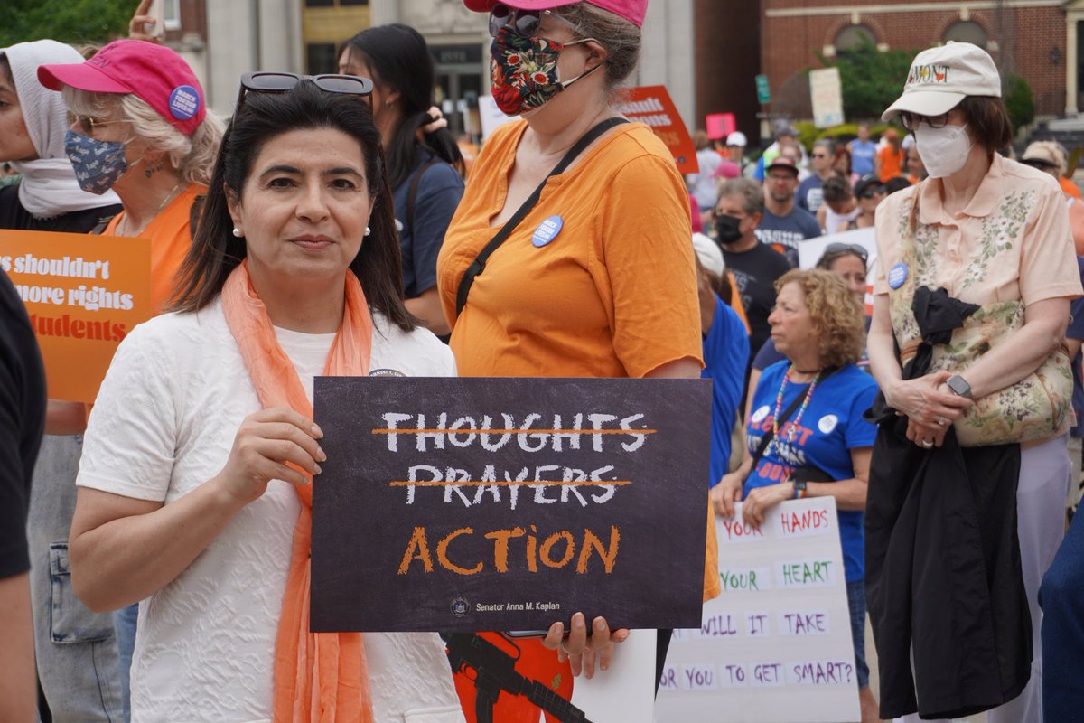 LacyClayMO1's tweet image. We need to declare our independence from gun violence. Congress has the power to #EndGunViolence and they must act. Let’s start with #universalbackgroundchecks, a complete ban on #AssaultWeapons @MomsDemand⁩ ⁦@GiffordsCourage⁩ ⁦@Everytown HOLD THEM ACCOUNTABLE⁩