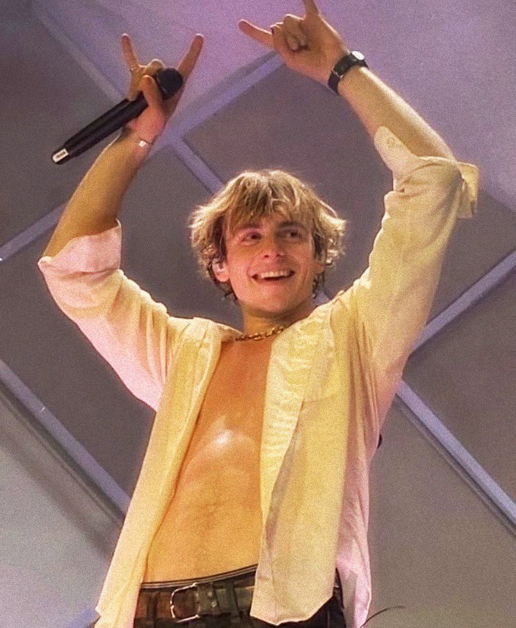thinksross's tweet photo. ROSS LYNCH  . https://t.co/eSCjquCJql