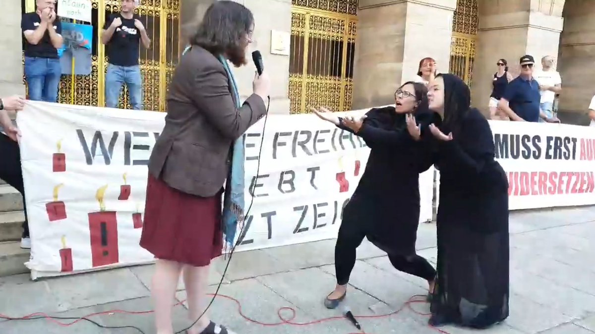 utopisdde's tweet photo. Bei ihrer niveaulosen "Sketcheinlage" hat der Dresdner "Montagsprotest" auch einen rassistischen Part eingebaut:
Zwei schwarzgekleidete Frauen mit "Kopftuch" wurden als "unsere Bereicherung", "Facharbeiter", die nur Geld haben wollen, bezeichnet &amp; vom Publikum ausgebuht.
#dd0407 https://t.co/rxaYHa03Kv