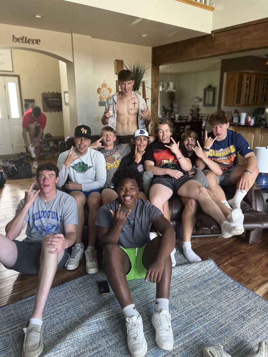 AmariGilmore4's tweet photo. Dickinson boys 🦅 https://t.co/nVof25nuZx