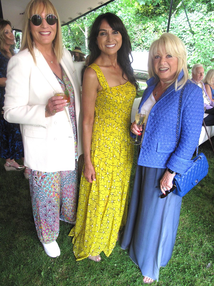 stephenmahoneym's tweet image. My picture of #JackieStClair sandwiched between 2 of her guests,I recognised International songstress @ElainePaigeReal in her colour co-ordinated ensemble with her @CHANEL bag At Jackie &amp;amp; her husband Carl Michelson annual Sunday barbecue luncheon in their London residence garden