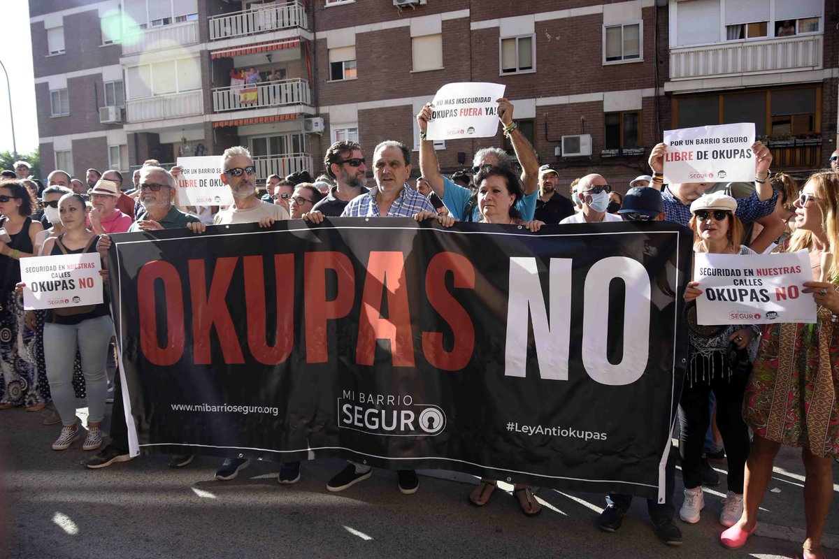 Isabelperezmoi1's tweet photo. Ha sido un día muy emocionante e histórico para Fuenlabrada.Nuestros abuelos recuperan lo que es suyo! La calle ha dado un empujón de dignidad que no olvidaremos nunca. La realidad desborda por fin al socialismo, después de más de 40 años. 
#DesokupamandaenFuenlabrada https://t.co/hH6t31533S