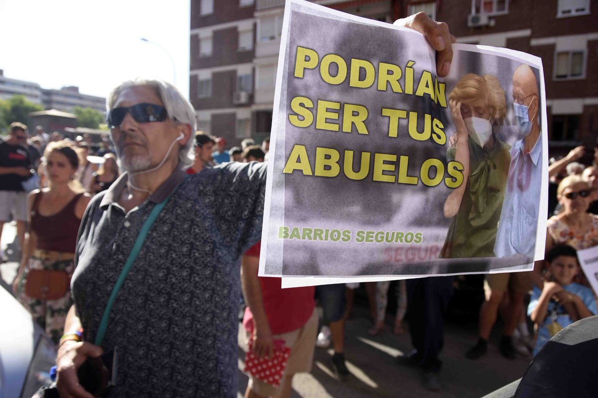Isabelperezmoi1's tweet photo. Ha sido un día muy emocionante e histórico para Fuenlabrada.Nuestros abuelos recuperan lo que es suyo! La calle ha dado un empujón de dignidad que no olvidaremos nunca. La realidad desborda por fin al socialismo, después de más de 40 años. 
#DesokupamandaenFuenlabrada https://t.co/hH6t31533S