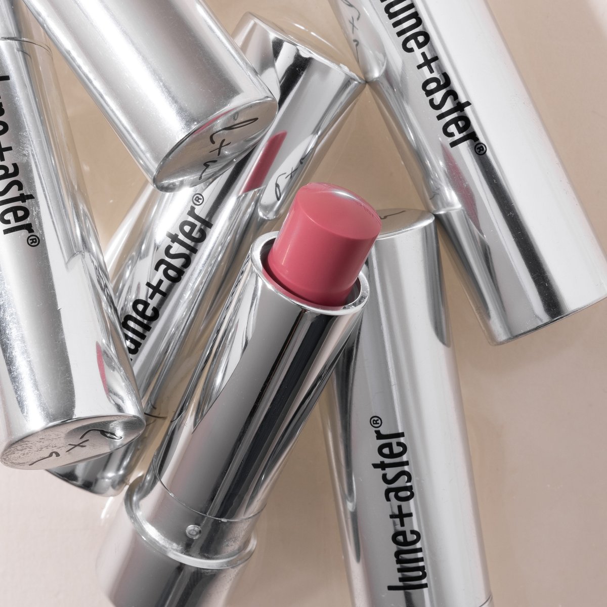 Happy Fourth of July! 🎇 On a fun and festive day like today, don't spend your time fussing with too many products—focus on making memories with your loved ones ✨ Find your new fave shade here 👇
bit.ly/3OPClQh