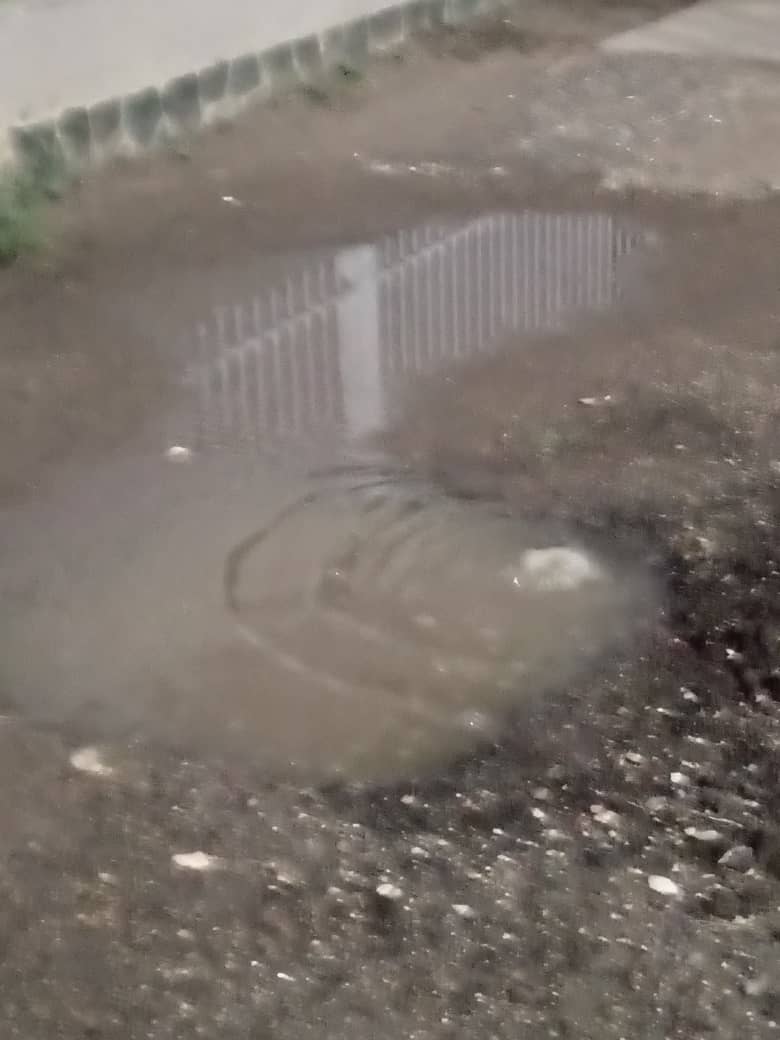 AlanStenone's tweet photo. Anoche se reportó esta fuga, se presentaron 2 trabajadores vaciaron la tanquilla y se fueron. Hoy vuelvo a reportarla porque no solucionaron nada. Av Camelo Octavo, Av M3, Ventanas al Mediterráneo. @vdgas https://t.co/LBYtVrMALQ