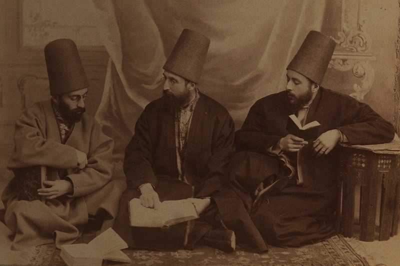 "Ciddiyet nedir?" diye soranlara cevap olabilecek bir fotoğraf. 
(Soldan sağa: Hasırizâde Yusuf Zahir Efendi, Veled Çelebi, Abdulbaki Dede)