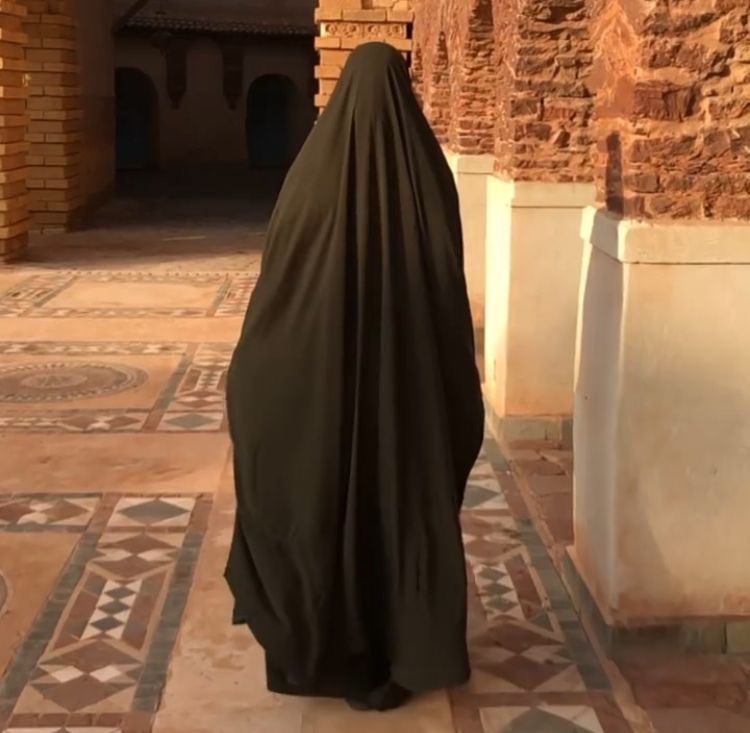 boshra_911's tweet photo. - قيلَّ في عِفّةِ نِساء العرب :  

هُنَّ اللَّواتي في البيوتِ جواهرٌ 
وإِذا خَرجنَّ إِلىٰ الطريقِ خيامُ https://t.co/ak7IMbiWuI