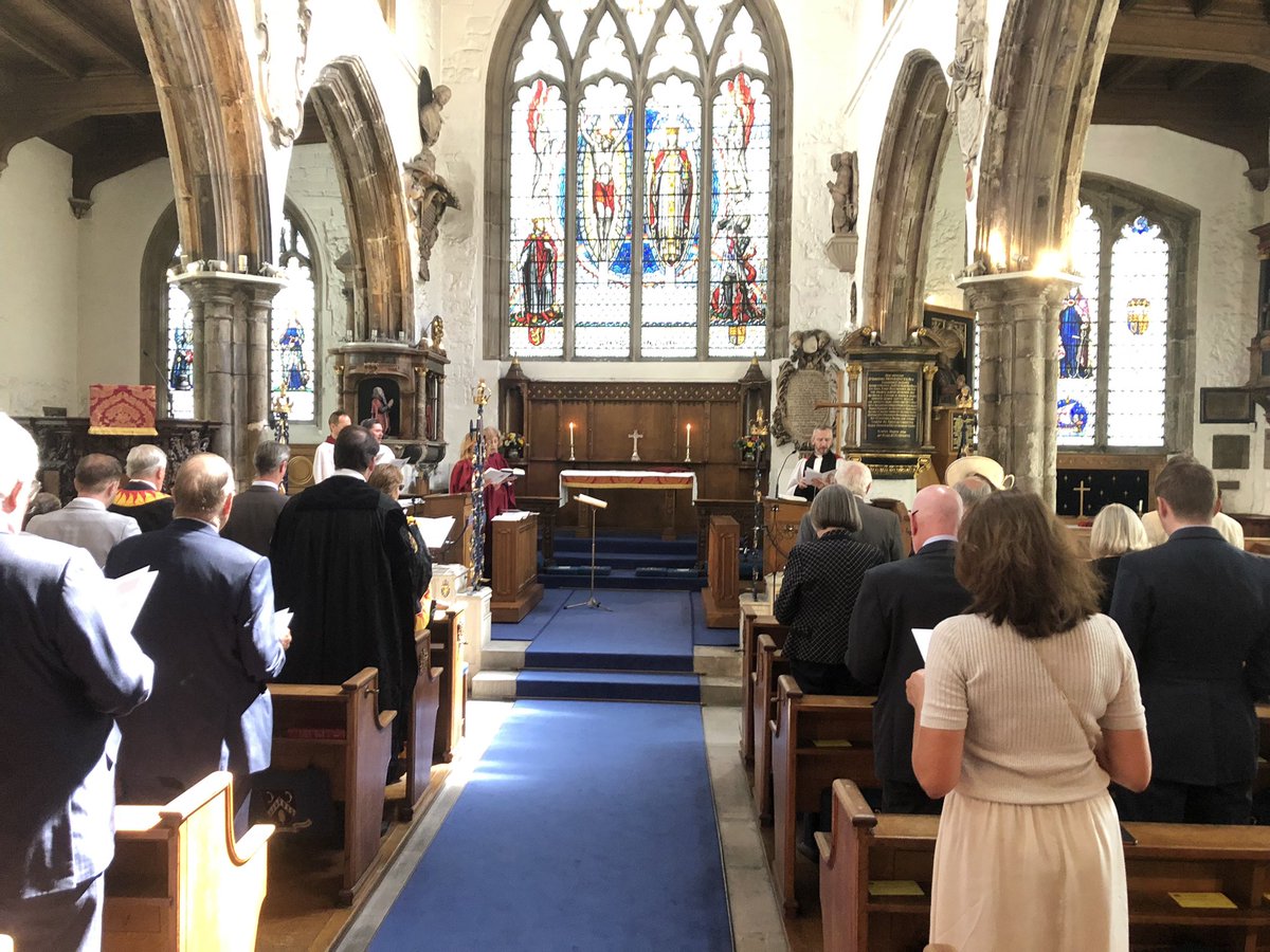 BeadleBaz's tweet photo. The Affiliates lunch, post Service at St Olaves Church with the Fuellers company. AVM Richard Hill CBE RAF presenting the awards to the individuals of the affiliated units across the 3 Services. https://t.co/eqOor60CAp