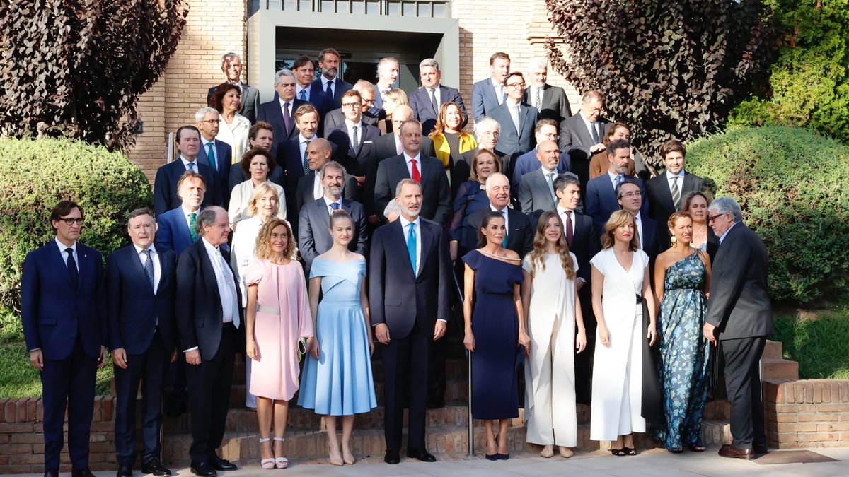 meritxell_batet's tweet photo. He assistit a la cerimònia de lliurament dels #PremisFPdGi presidida per els Reis, la princesa d'Astúries i Girona i la infanta Sofía, al @MuseuAigues.
Els guardons de la @FPdGI reconeixen el talent jove en les arts i les lletres, l'empresa, la recerca científica i l'àrea social. https://t.co/wDl0Mfr7KR