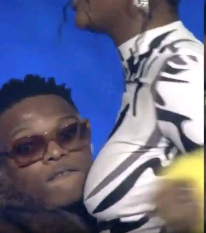 Zaddydmw's tweet photo. Davido On  Stage 🐐 vs Wizmid On Stage🦎

Don't Say Anything Just Retweet  😂 https://t.co/AIVW5tZBG9