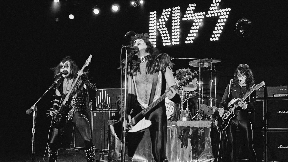 Watch Kiss at their explosive, raucous best in this clip from a 1975 Alive! show trib.al/khulFxi