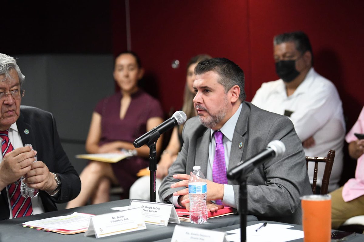 Agradecemos a las y los diputados en el Congreso del Estado de Chihuahua, por recibirnos y permitirnos mostrarles la reforma a la Ley Orgánica de nuestra Alma Máter.
Nos sentimos honrados por poder compartirles una reforma que trabajamos pensando en la educación.