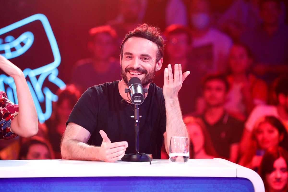 301vuesLive's tweet photo. À votre avis, qui de nous a pissé dans son lit chez ses beaux-parents…? 
On partage nos anecdotes les plus folles ! #301vues 
➡️ https://t.co/Dj4YF6pQqt https://t.co/XRjoUljTly