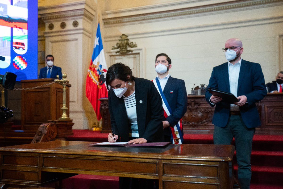 izkia's tweet photo. Hoy vivimos un día histórico y emotivo. Ahora es momento de leer, conocer, debatir y reflexionar en torno al texto. Llamo a hacerlo con respeto por las diferentes opiniones, centrados en los argumentos, y con la alegría de poder decidir en paz qué futuro queremos. 💙 https://t.co/EwVBvLxN34