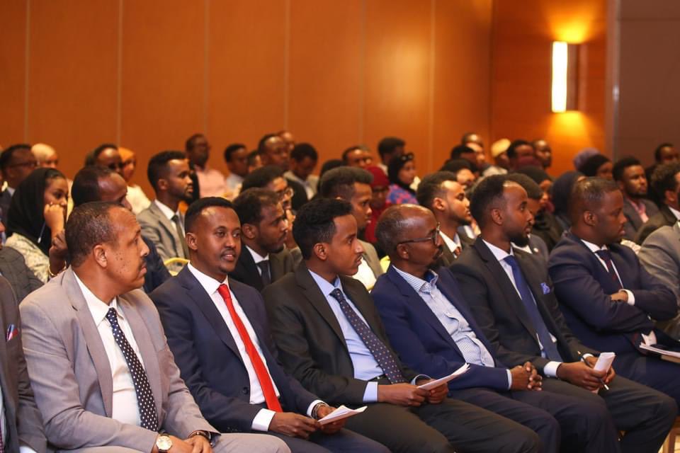 TheVillaSomalia's tweet photo. Madaxweynaha Jamhuuriyadda Federaalka Soomaaliya Mudane Xasan Sheekh Maxamuud ayaa kulan la qaatay jaaliyadda Soomaaliyeed ee ku dhaqan dalka aan walaalaha nahay ee Turkiga,isaga oo ka dhageystay xubnaha jaaliyadda, xaaladda guud ee Soomaalida ku nool Turkiga. https://t.co/o38iIPmkVK