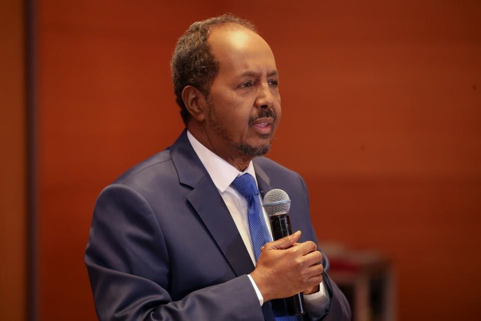 TheVillaSomalia's tweet photo. Madaxweynaha Jamhuuriyadda Federaalka Soomaaliya Mudane Xasan Sheekh Maxamuud ayaa kulan la qaatay jaaliyadda Soomaaliyeed ee ku dhaqan dalka aan walaalaha nahay ee Turkiga,isaga oo ka dhageystay xubnaha jaaliyadda, xaaladda guud ee Soomaalida ku nool Turkiga. https://t.co/o38iIPmkVK