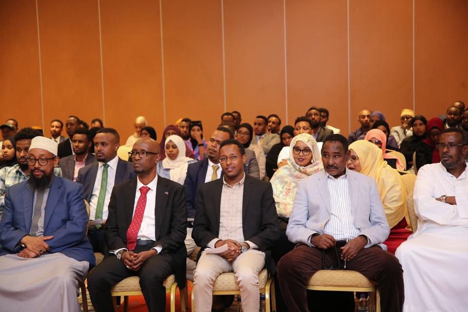 TheVillaSomalia's tweet photo. Madaxweynaha Jamhuuriyadda Federaalka Soomaaliya Mudane Xasan Sheekh Maxamuud ayaa kulan la qaatay jaaliyadda Soomaaliyeed ee ku dhaqan dalka aan walaalaha nahay ee Turkiga,isaga oo ka dhageystay xubnaha jaaliyadda, xaaladda guud ee Soomaalida ku nool Turkiga. https://t.co/o38iIPmkVK