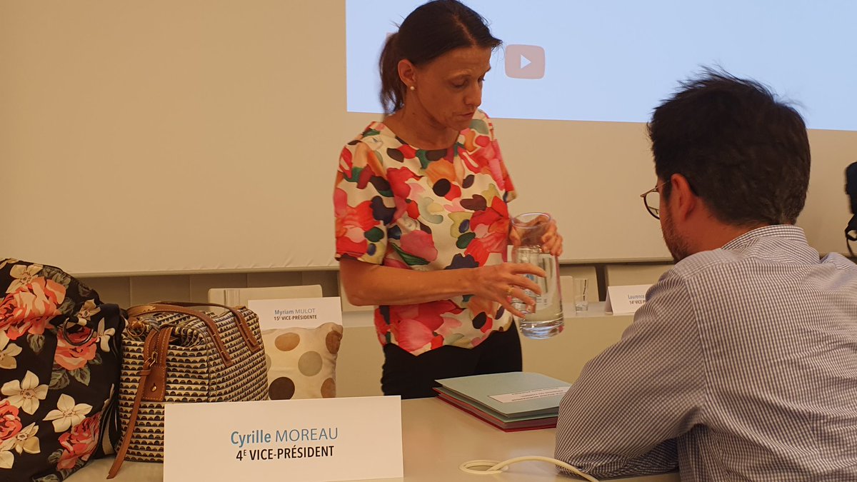 Marie Atinault, 7ème vice-présidente de <a href="/MetropoleRouenN/">Métropole Rouen Normandie</a>, annonce ce soir lors du conseil métropolitain  qu'elle démissionne de son poste, qui ne lui permet pas de concilier engagement politique et entrepreunariat. Sa démission sera effective au 31 août.