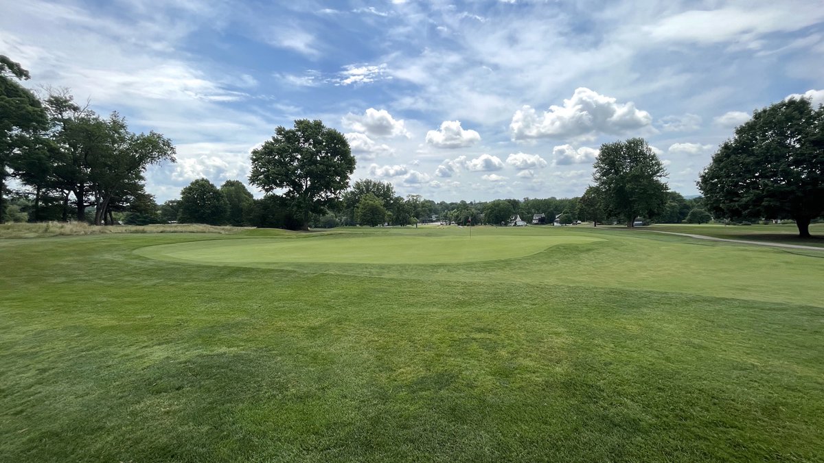 Saturday I revisited <a href="/JeffersonGolfPA/">Jeffersonville GC</a>, a public course in Norristown, PA. I can't praise this place enough: it keeps getting better! Congrats <a href="/RShillingII/">Rich Shilling</a>.

Lighting was great &amp; presentation to match. Photo album here:

bit.ly/3yGvtPk

Pics of excellent par 4 3rd hole: