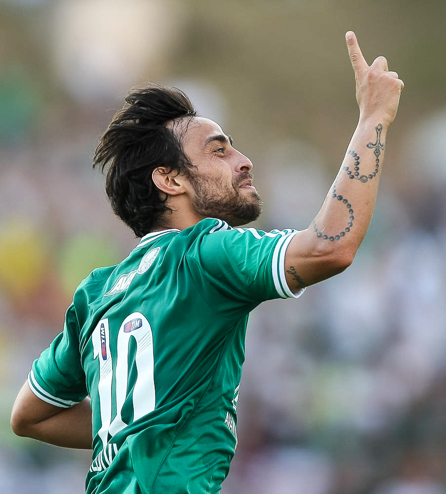 Palmeiras's tweet photo. Foram 241 jogos, 41 gols, 3 títulos e inúmeros chutes no vácuo! 😅🏆🏆🏆

Continue brilhando fora das quatro linhas e obrigado por tudo, @el_mago_oficial! 💚 ➤ https://t.co/nANHjUK48f

#AvantiPalestra https://t.co/nimA9K1jCN