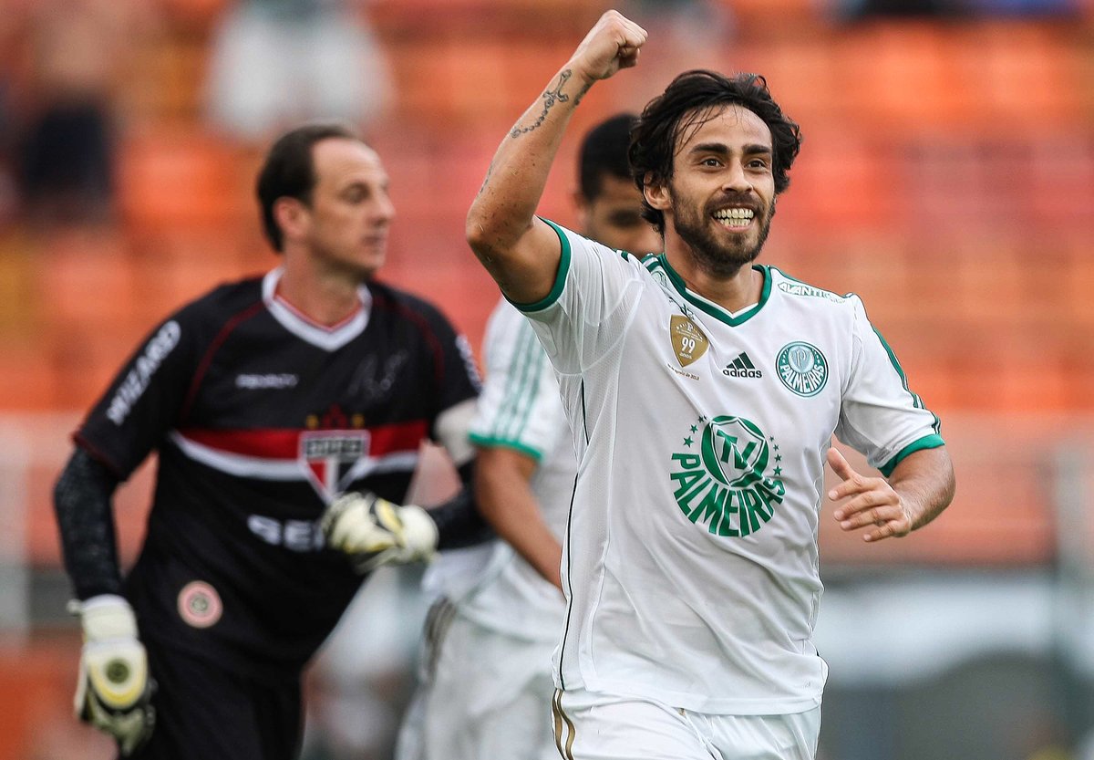 Palmeiras's tweet photo. Foram 241 jogos, 41 gols, 3 títulos e inúmeros chutes no vácuo! 😅🏆🏆🏆

Continue brilhando fora das quatro linhas e obrigado por tudo, @el_mago_oficial! 💚 ➤ https://t.co/nANHjUK48f

#AvantiPalestra https://t.co/nimA9K1jCN